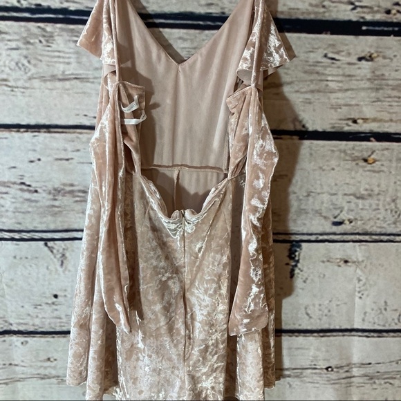 Urban Outfitters Blush Nude Crushed Velvet Romper - Picture 6 of 10